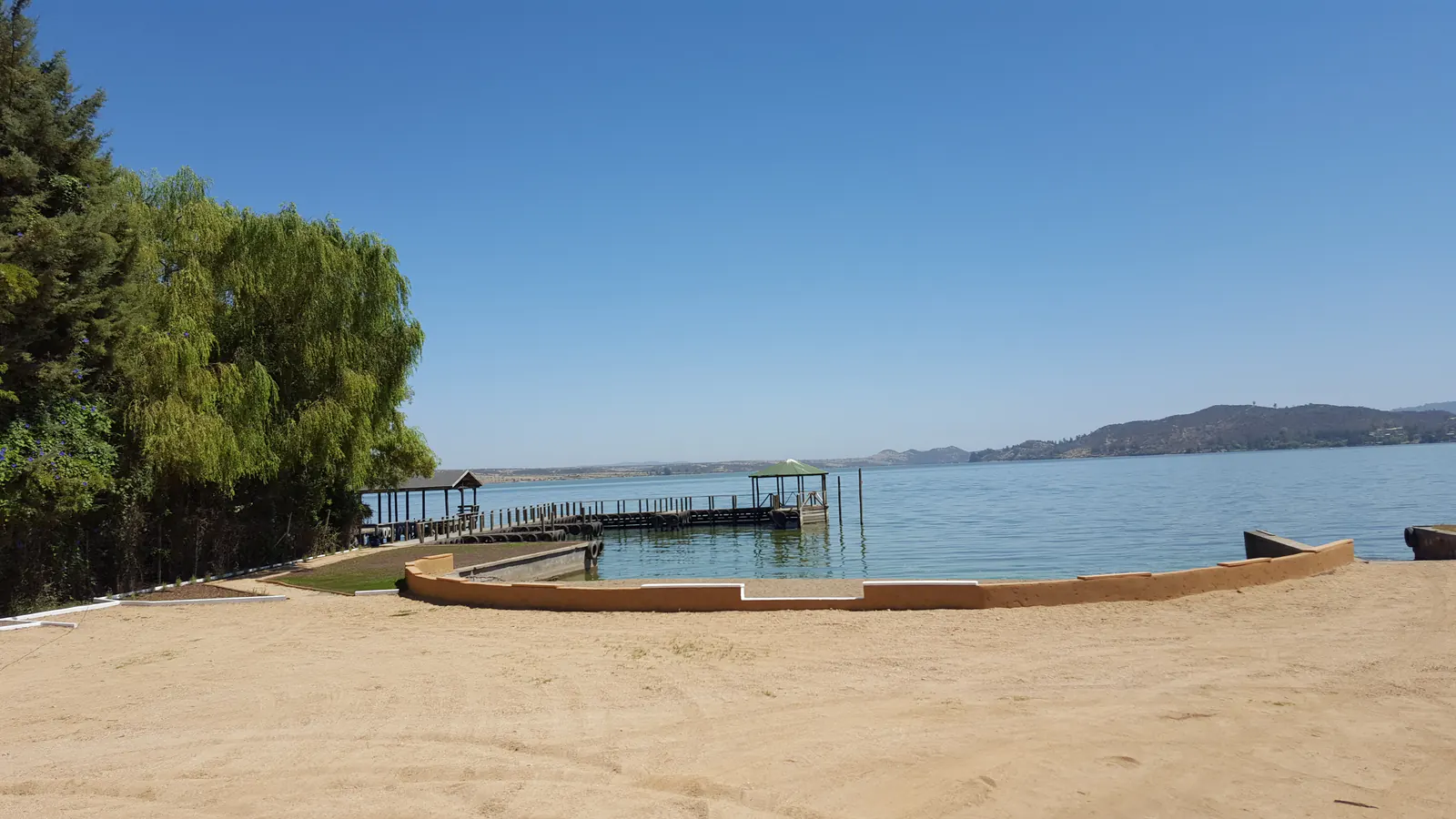 Bajada de lanchas y embarcadero de Puerta del Sol en el Lago Rapel