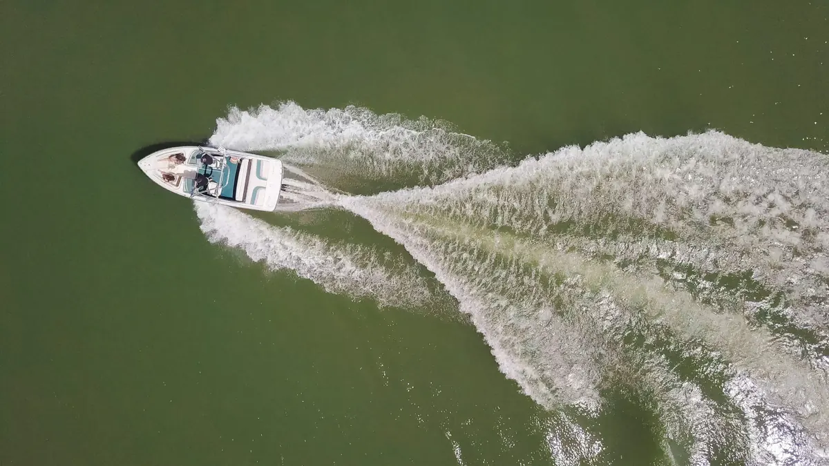 Embarcación navegando en el Lago Rapel