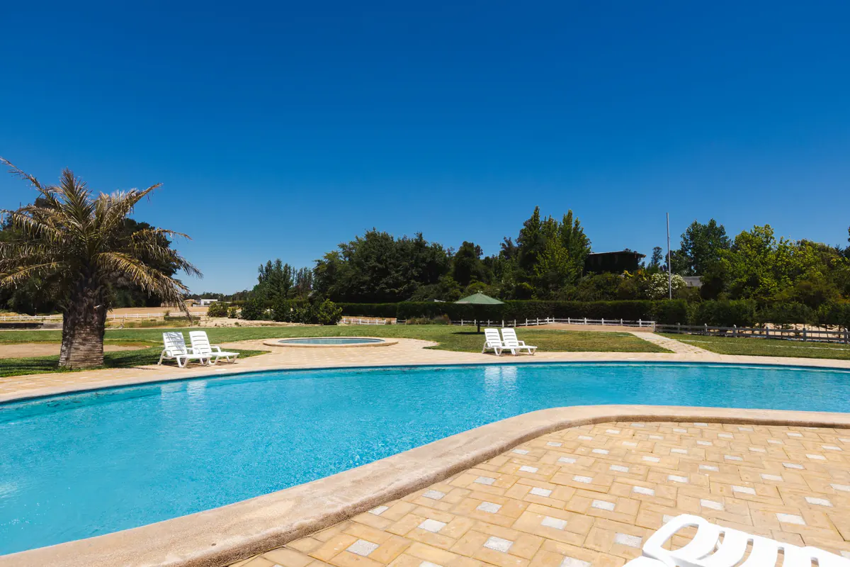 Piscina del proyecto junto al Lago Rapel