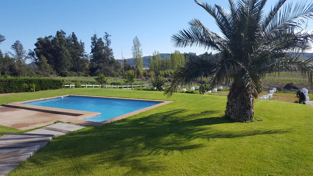 Áreas verdes y piscina de Puerta del Sol