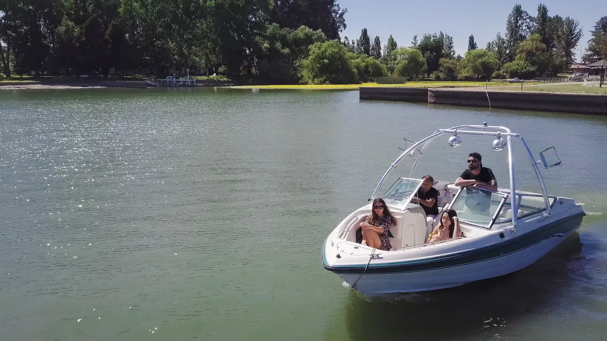 Familia navegando en el Lago Rapel frente a Puerta del Sol